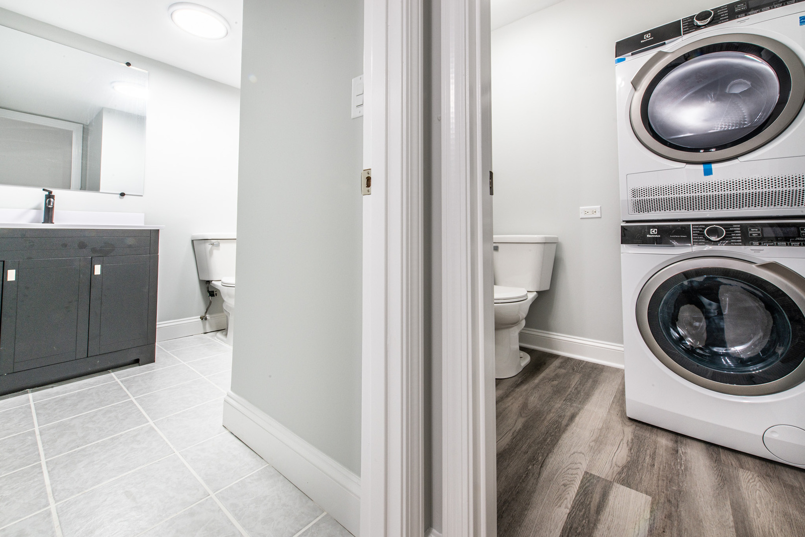 814 East Old Willow Road, Unit 109 Prospect Heights, IL 60070 - Photo 24 of 36 a view of a bathroom with a sink and a mirror
