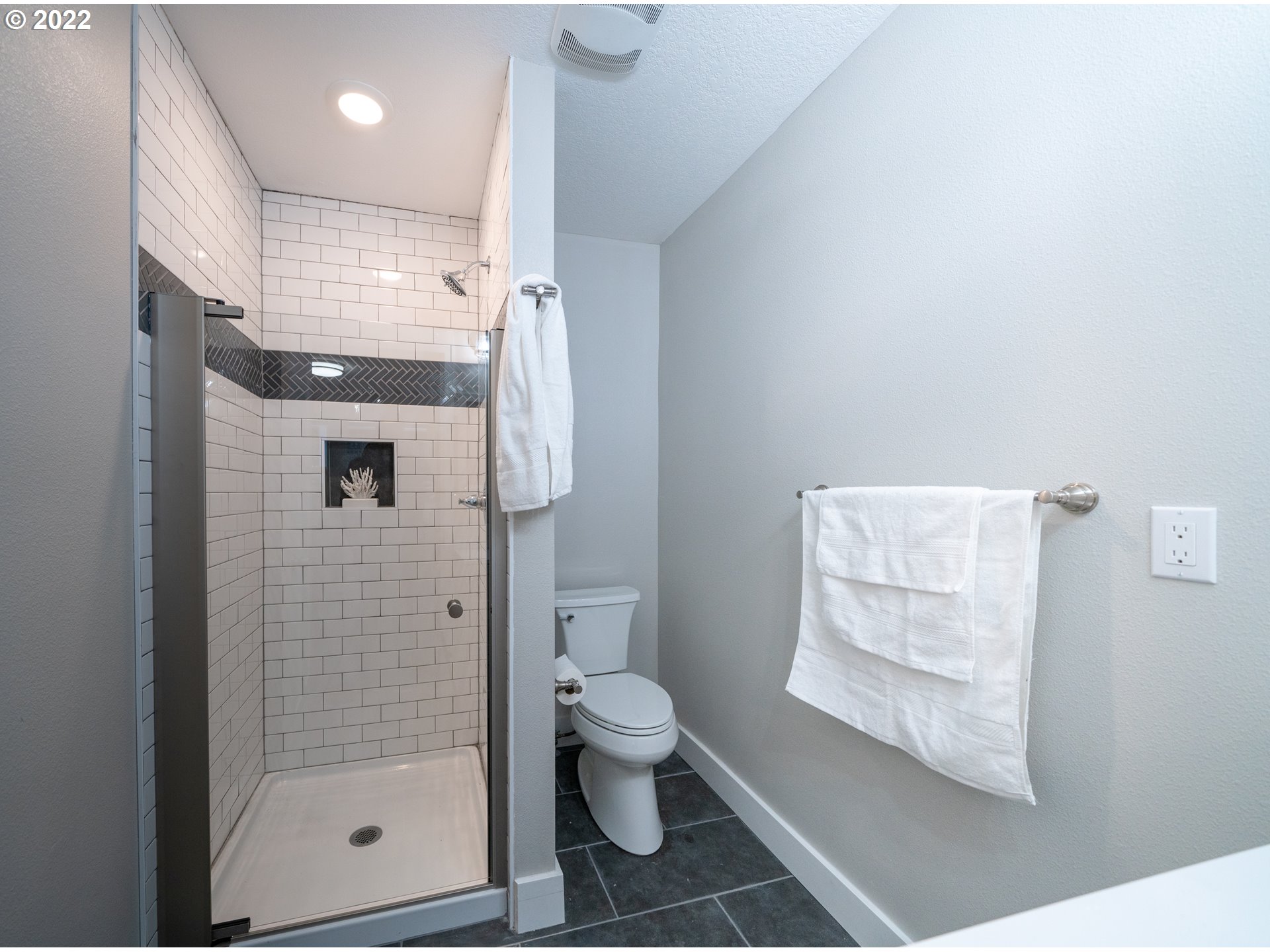 4332 Southwest Marigold Street Portland, OR 97219 - Photo 13 of 17 Gallery Image 13