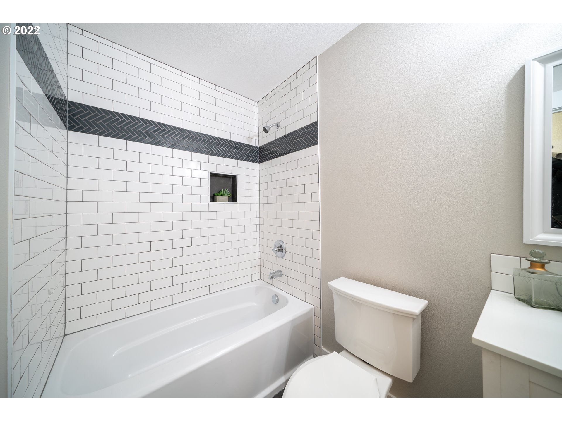 4332 Southwest Marigold Street Portland, OR 97219 - Photo 6 of 17 Gallery Image 6