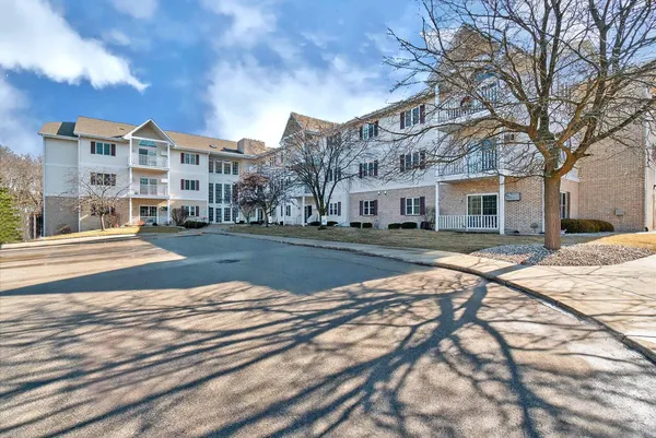 $160,000 | 715 Canterberry Court, Unit 105, West Bend, WI 53090