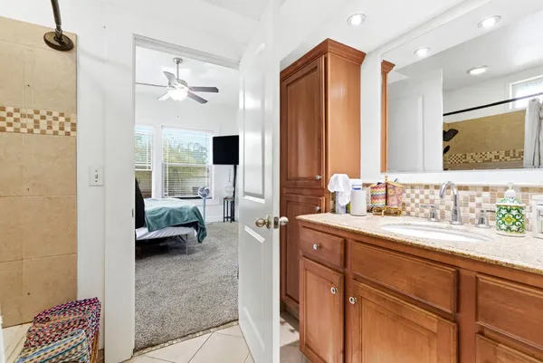a en suite bathroom with a double vanity sink and mirror
