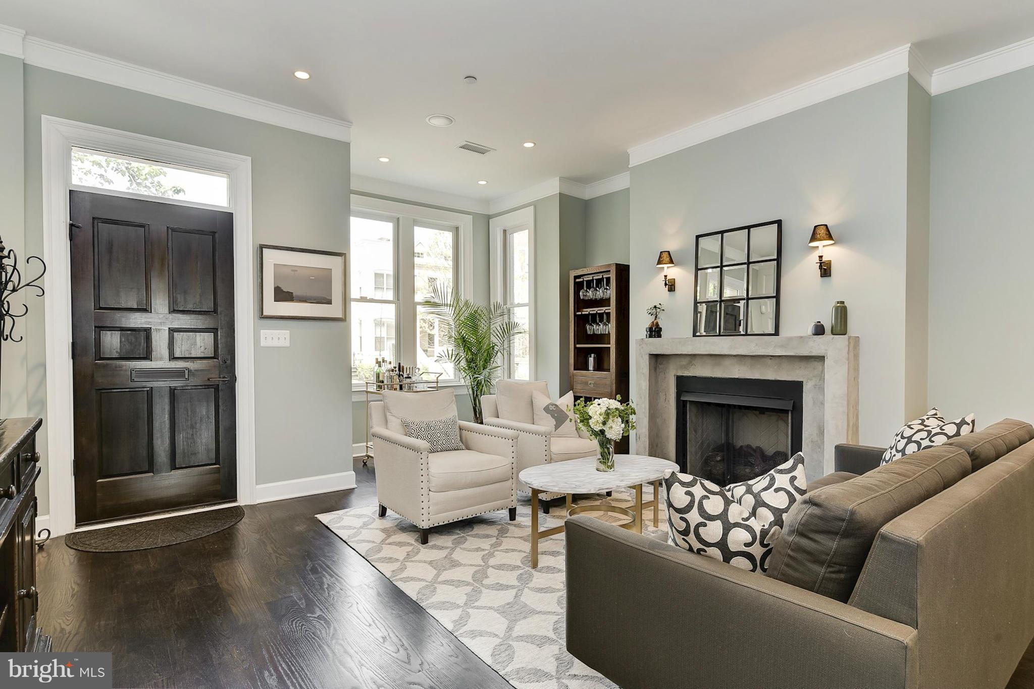 327 9th Street Northeast Washington, DC 20002 - Photo 3 of 30 Living Room