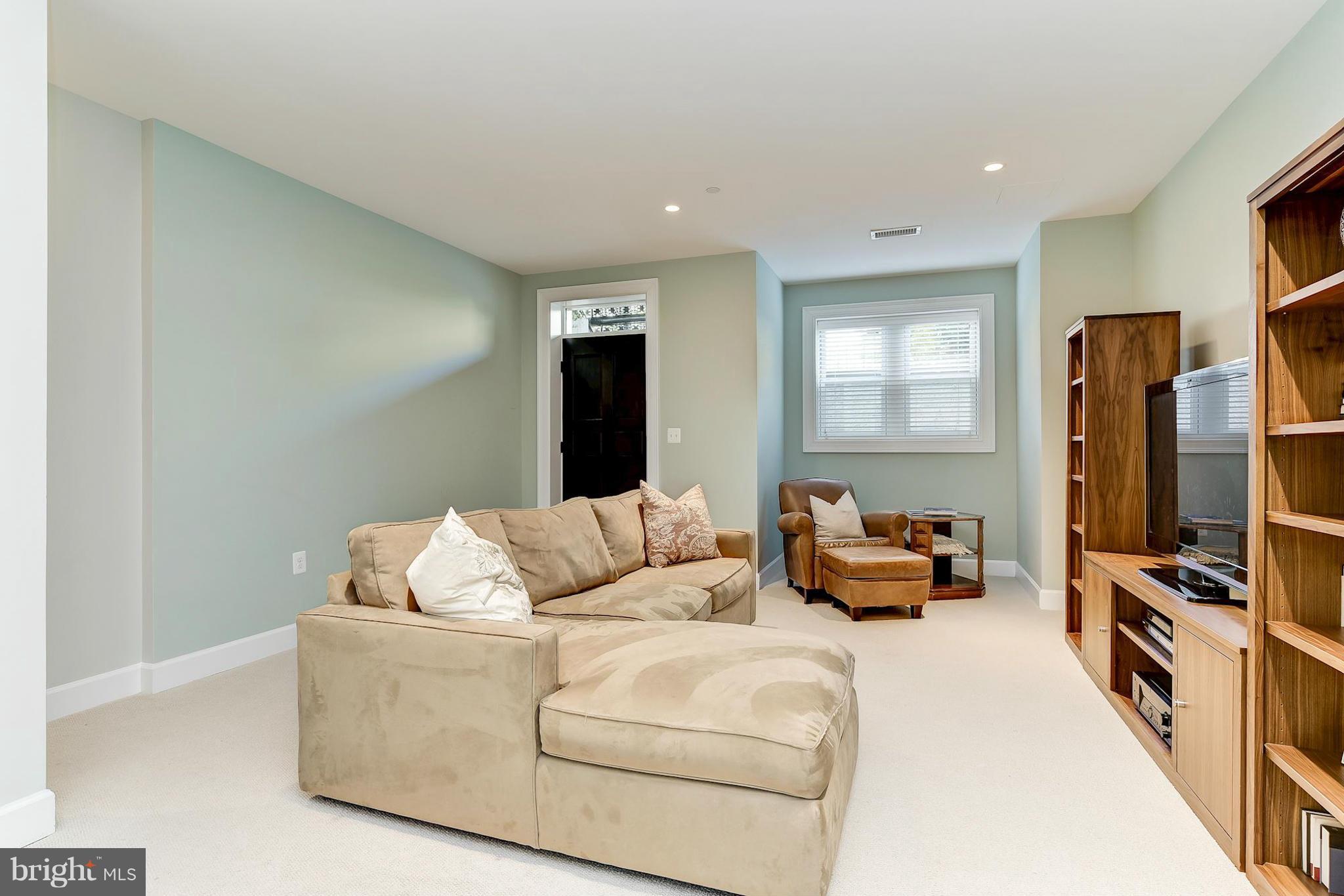 327 9th Street Northeast Washington, DC 20002 - Photo 23 of 30 Family Room