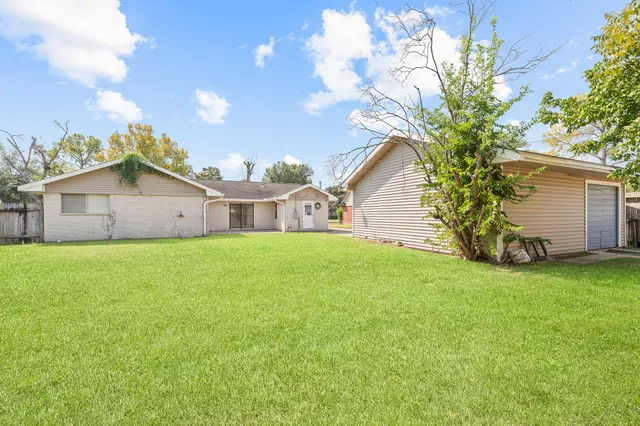 a view of a house with backyard and garden