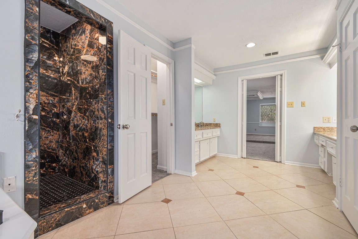 6307 Bayonne Drive Spring, TX 77389 - Photo 31 of 47 2nd Floor Primary Bathroom