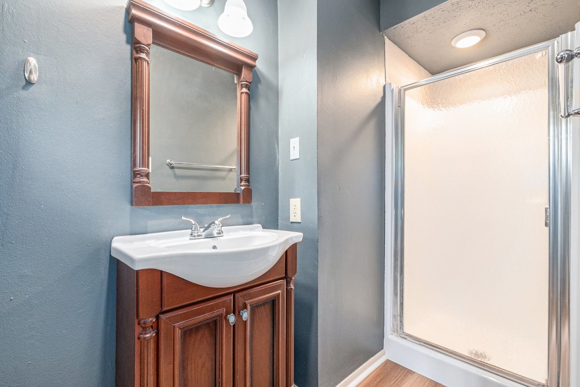 6307 Bayonne Drive Spring, TX 77389 - Photo 35 of 47 En suite full bathroom