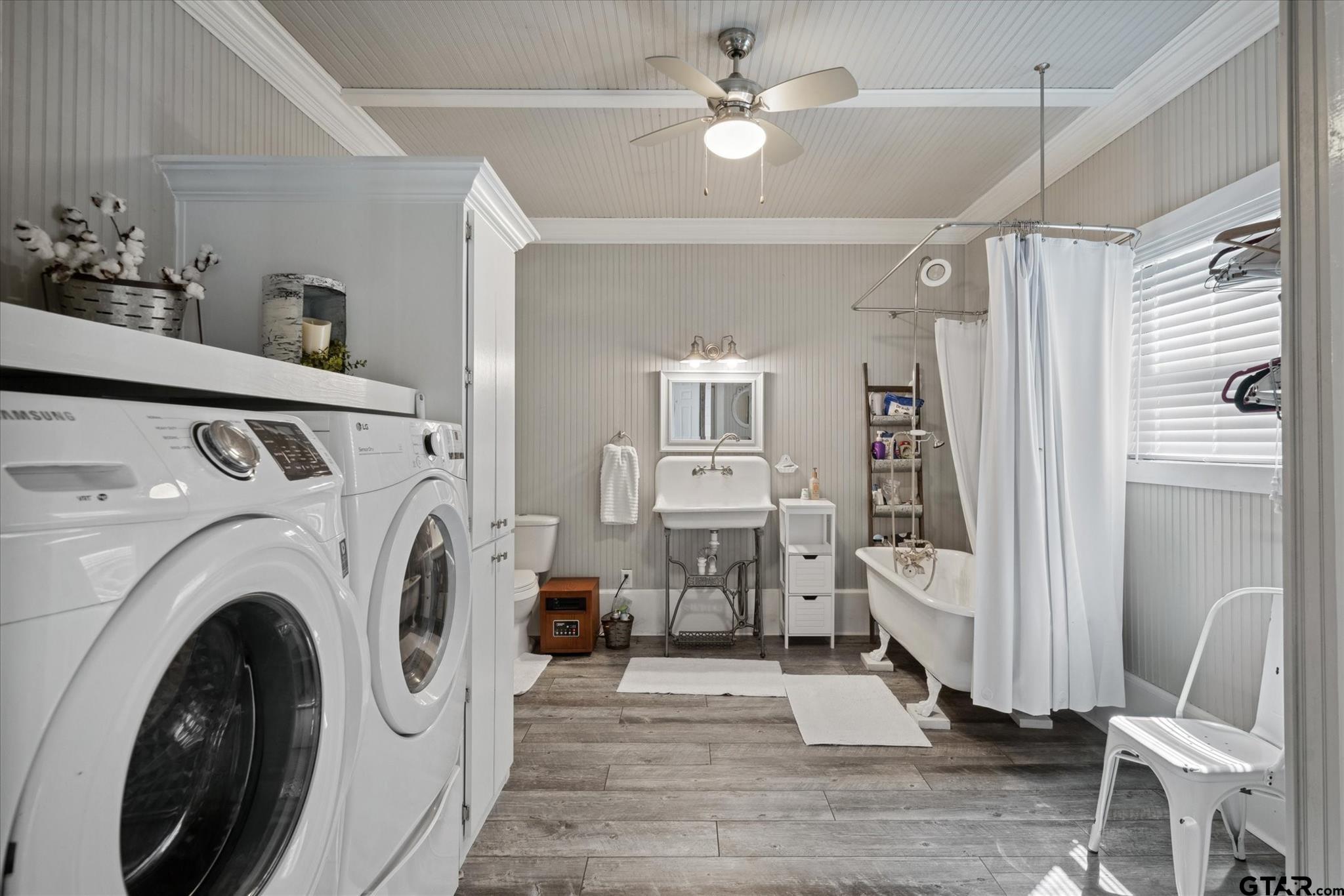 902 County Road 3710 Edgewood, TX 75117 - Photo 27 of 41 a view of livingroom with furniture and wooden floor