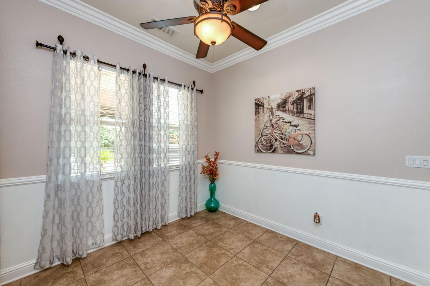 3275 Keats Avenue Clovis, CA 93619 - Photo 14 of 36 a view of entryway with window