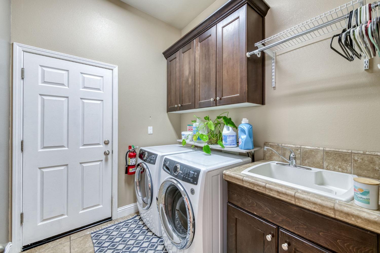 3275 Keats Avenue Clovis, CA 93619 - Photo 23 of 36 a utility room with sink dryer and washer