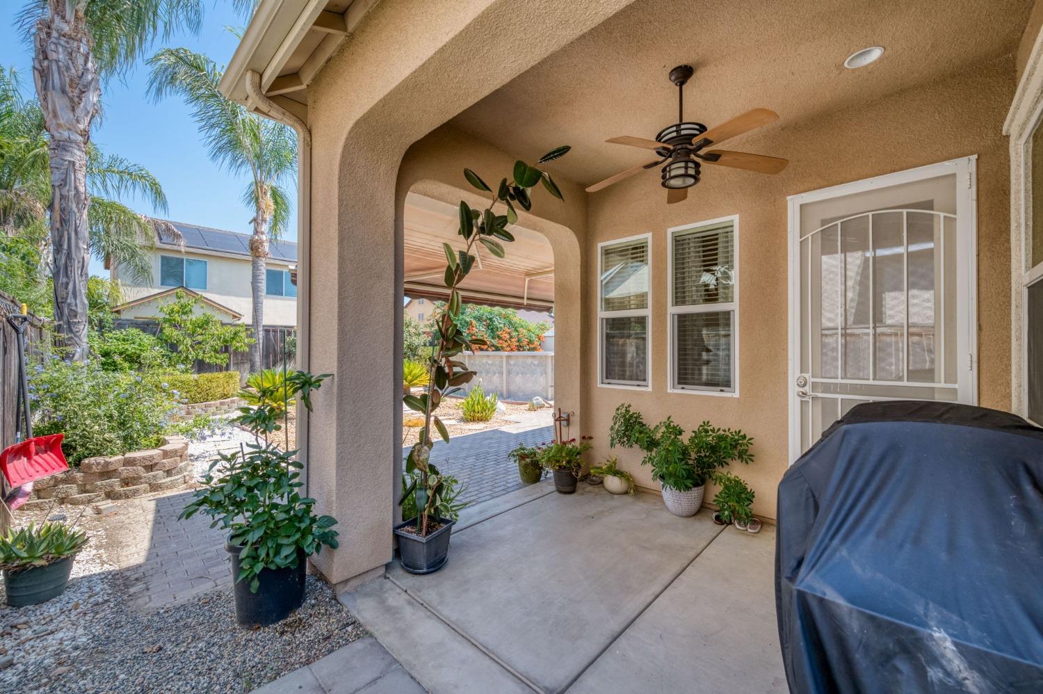 3275 Keats Avenue Clovis, CA 93619 - Photo 29 of 36 a front view of a house with a garden