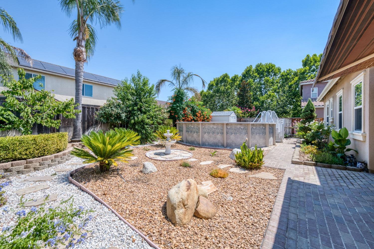 3275 Keats Avenue Clovis, CA 93619 - Photo 31 of 36 a view of a chair and table in the patio