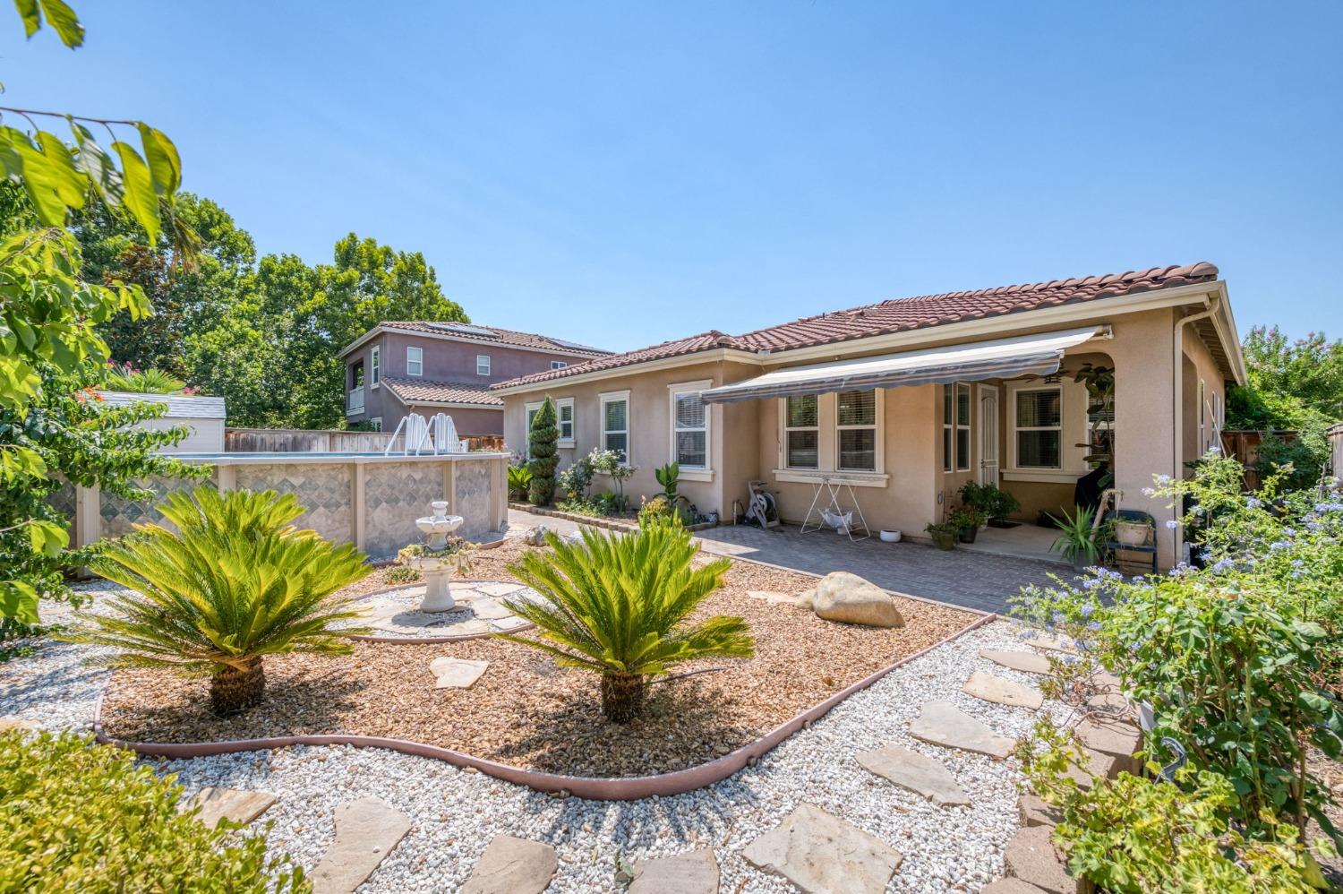 3275 Keats Avenue Clovis, CA 93619 - Photo 32 of 36 a front view of a house with a sitting area