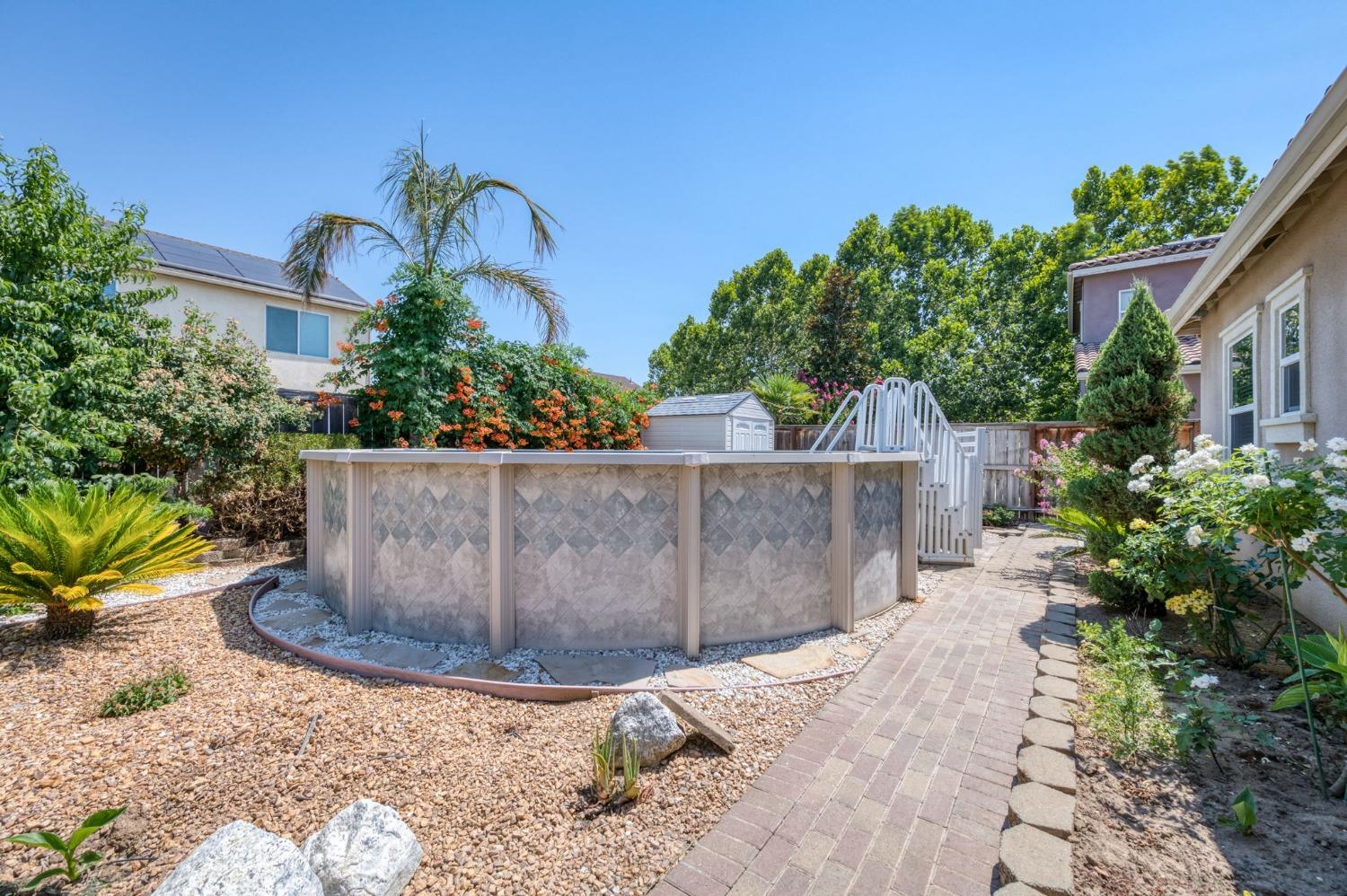 3275 Keats Avenue Clovis, CA 93619 - Photo 33 of 36 a view of a garden with a fountain