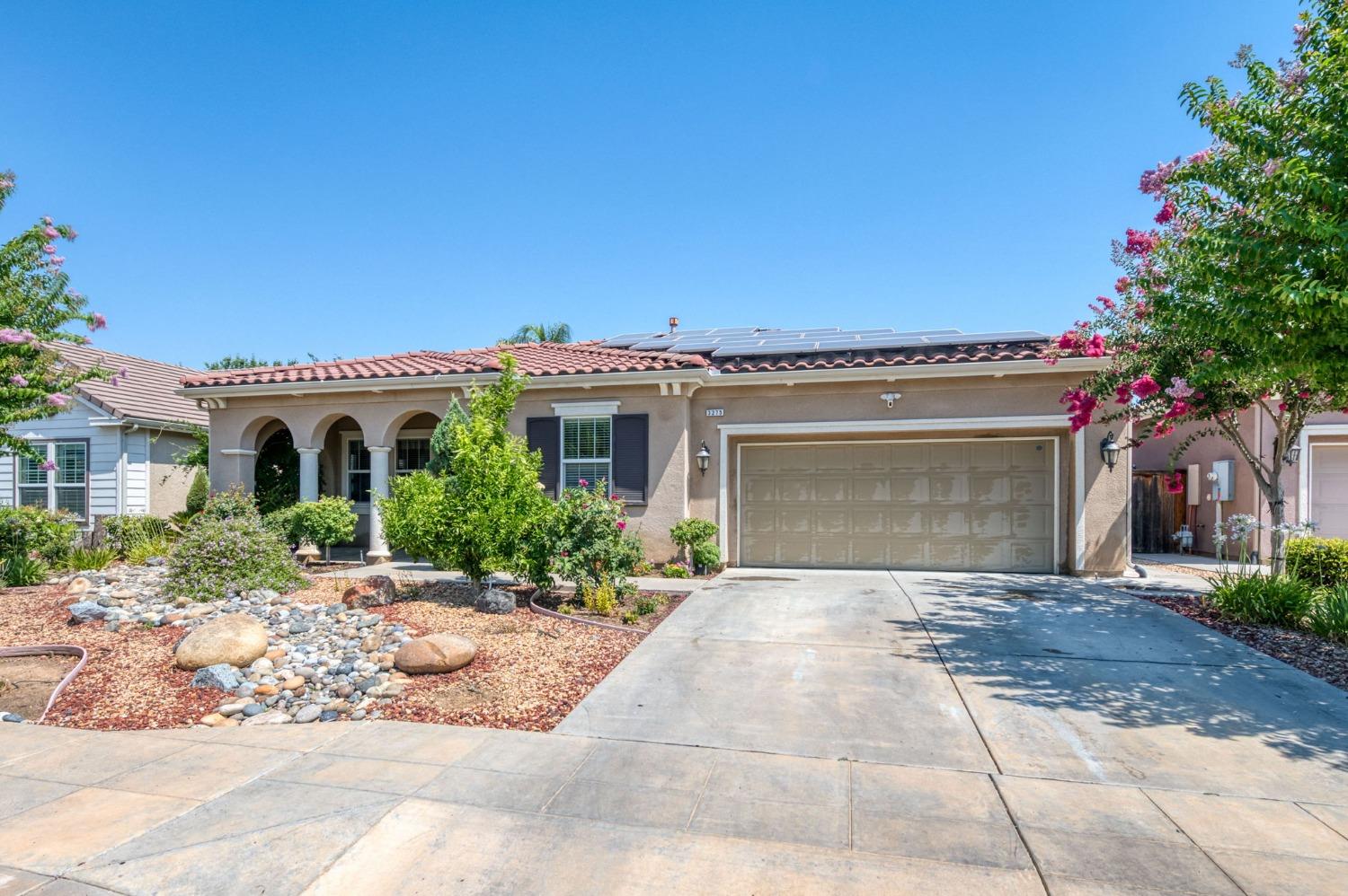 3275 Keats Avenue Clovis, CA 93619 - Photo 5 of 36 a front view of a house with a garden