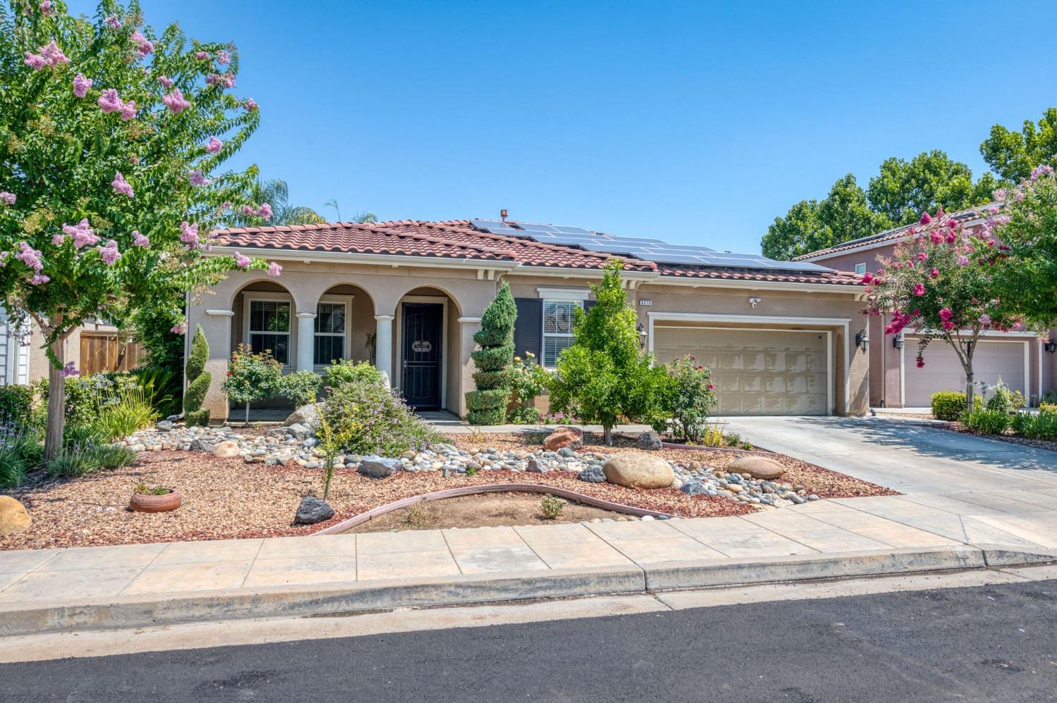 3275 Keats Avenue Clovis, CA 93619 - Photo 6 of 36 a front view of a house with garden