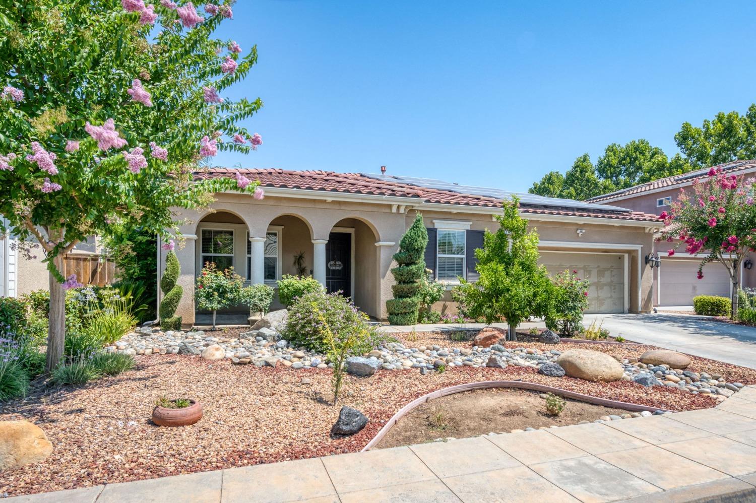 3275 Keats Avenue Clovis, CA 93619 - Photo 8 of 36 a front view of a house with garden