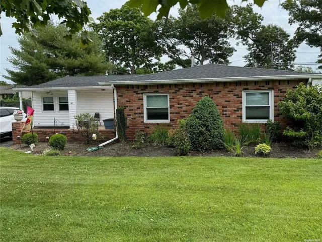 a view of a house with backyard and garden