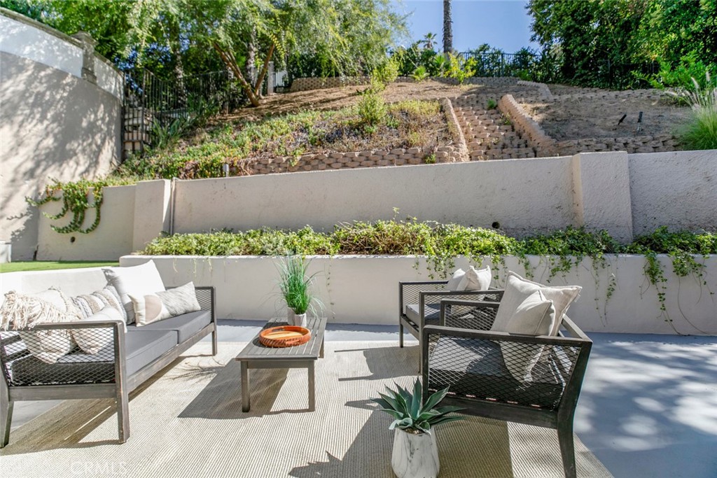 341 Cumberland Road Glendale, CA 91202 - Photo 2 of 29