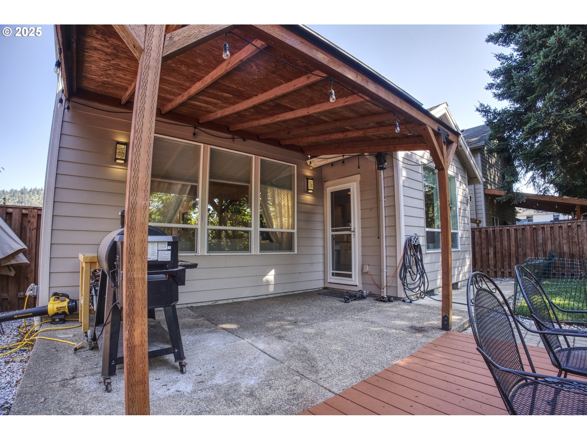 2432 Robbins Way Lebanon, OR 97355 - Photo 7 of 12