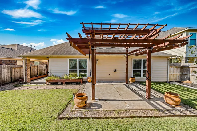 a view of a house with backyard