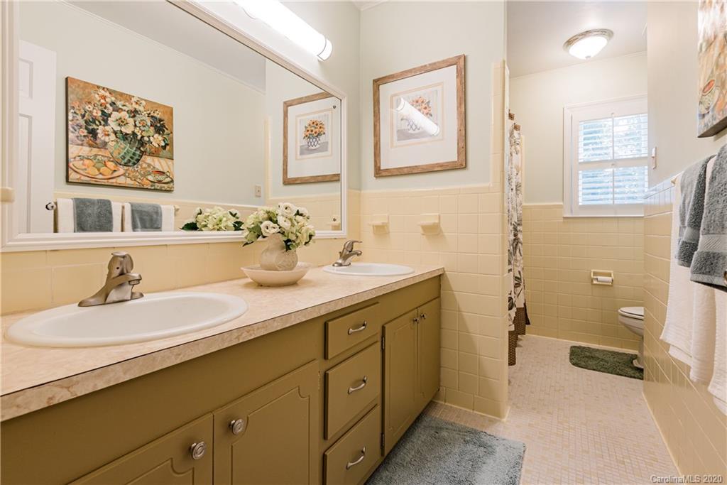 1001 Lansdowne Road Charlotte, NC 28270 - Photo 29 of 37 a bathroom with double sink and a mirror