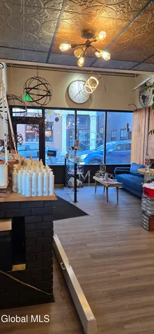 $2,100 | 140 Clinton Street, Unit A, Schenectady, NY 12305