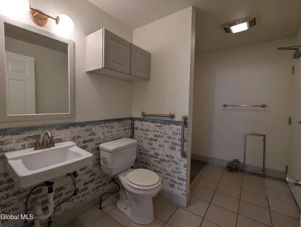 $1,600 | 140 Clinton Street, Unit A, Schenectady, NY 12305