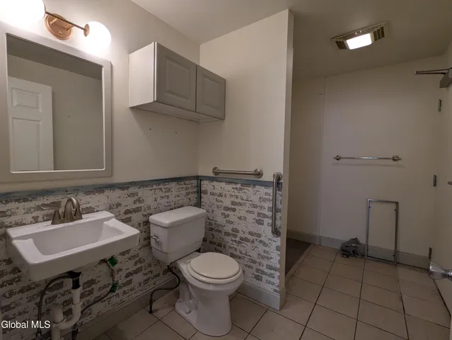 $2,100 | 140 Clinton Street, Unit A, Schenectady, NY 12305