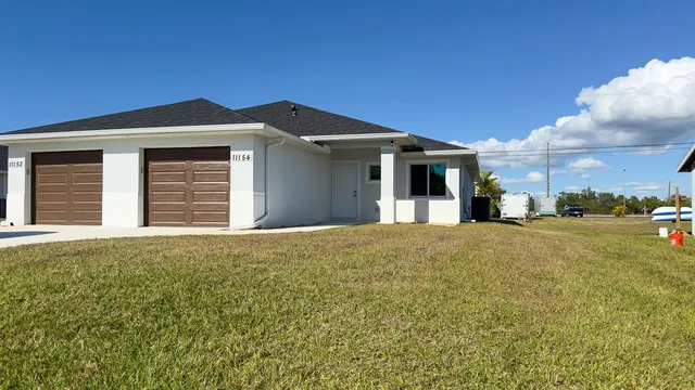a view of a house with a yard