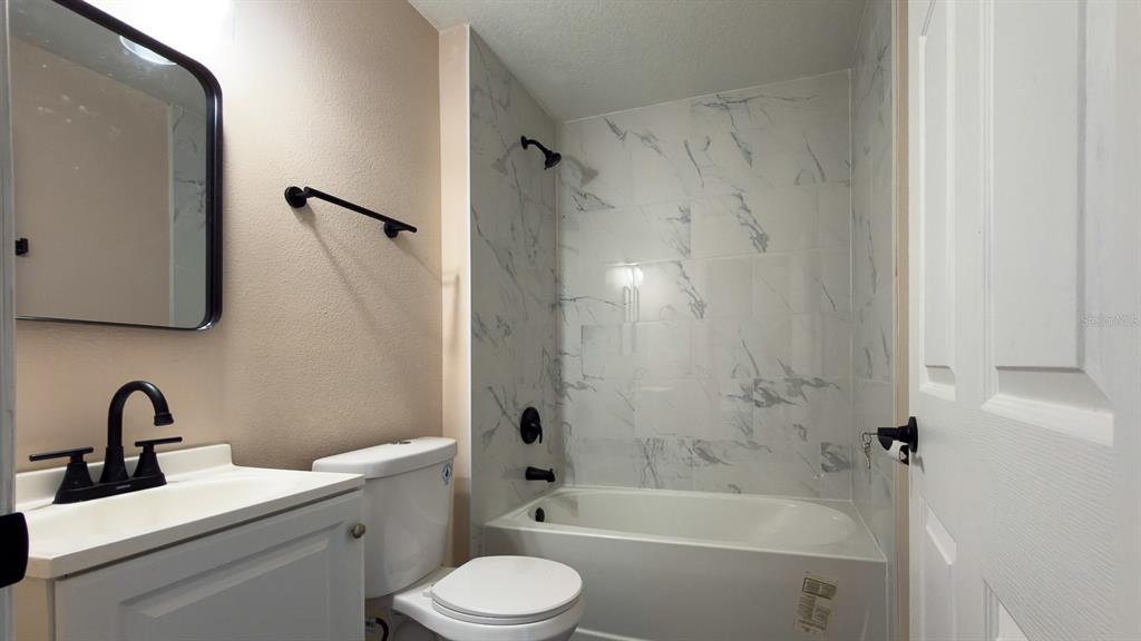 11154 Pendleton Avenue Englewood, FL 34224 - Photo 22 of 32 a bathroom with a sink toilet and a bathtub