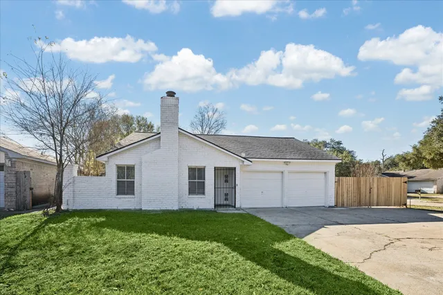 a view of a house with backyard