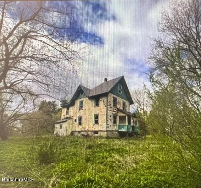 a view of a house with a yard