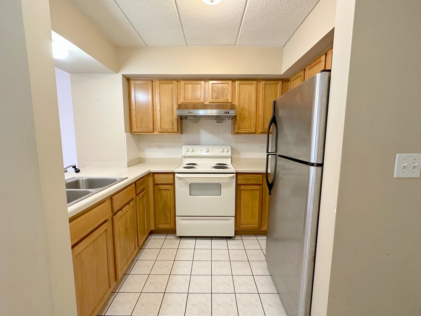 475 West 24th Street, Unit 4G Chicago, IL 60616 - Photo 7 of 20 a kitchen with a stove a sink and a refrigerator