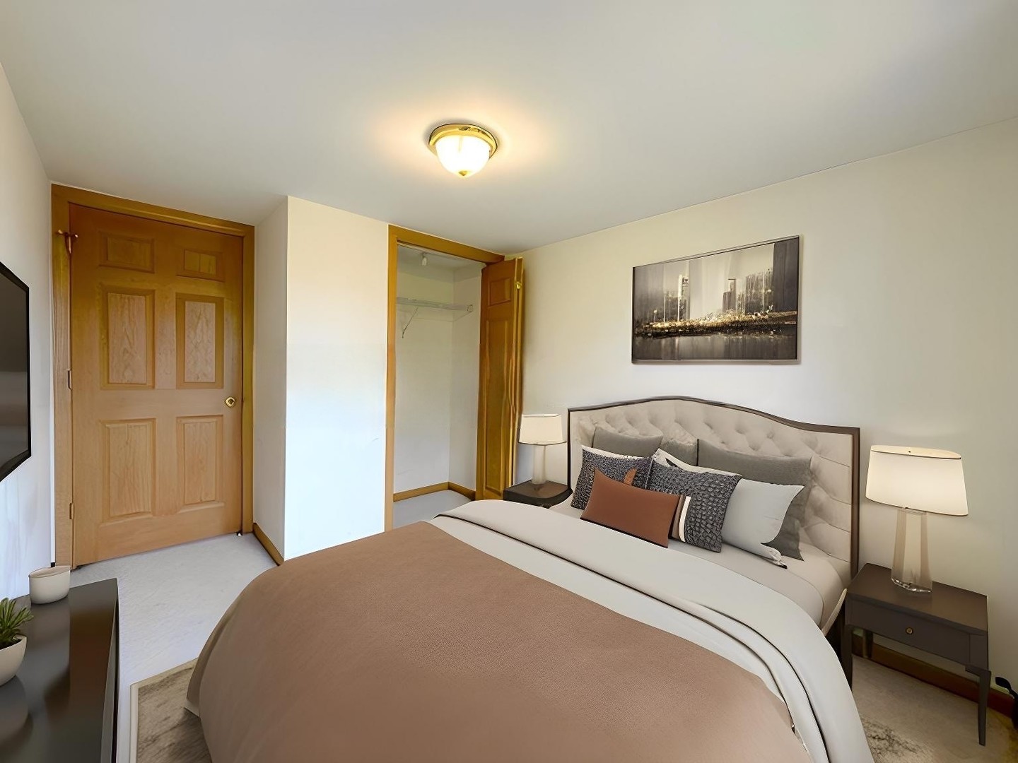 475 West 24th Street, Unit 4G Chicago, IL 60616 - Photo 10 of 20 a bedroom with a bed and a painting on the wall
