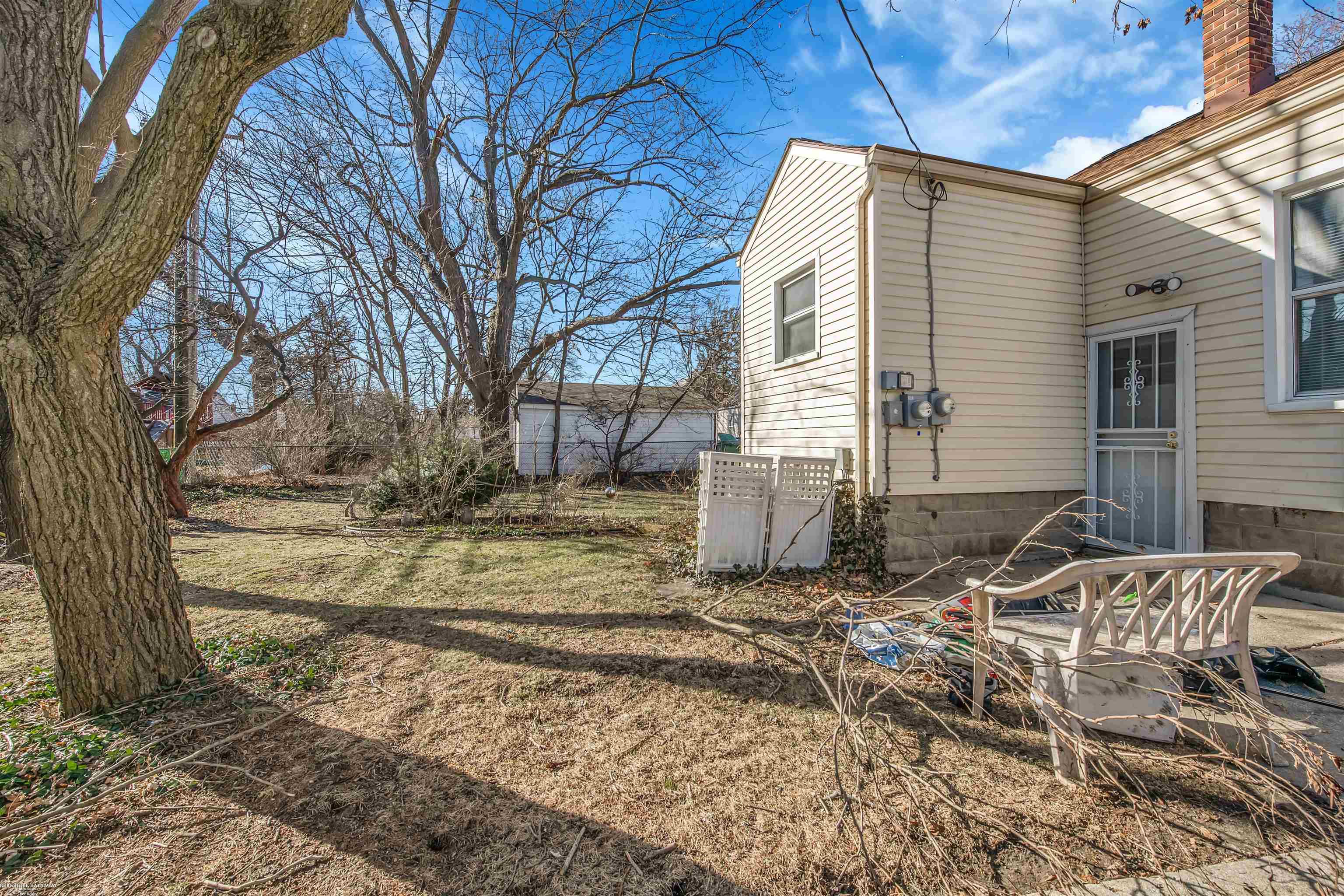 15800 Stephens Road Eastpointe, MI 48021 - Photo 20 of 21 50101524-19.JPG