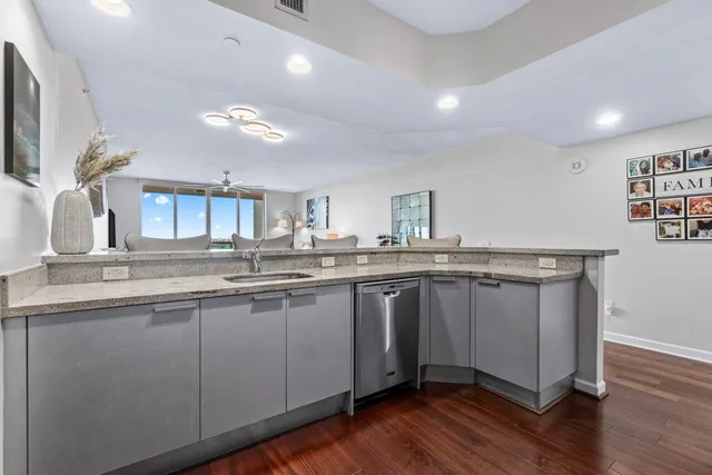 $4,250 | 2640 Lake Shore Drive, Unit 908, Riviera Beach, FL 33404