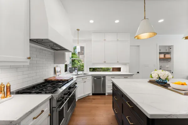 $1,225,000 | 18 North Highland Court, The Woodlands, TX 77381