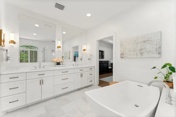 $1,225,000 | 18 North Highland Court, The Woodlands, TX 77381