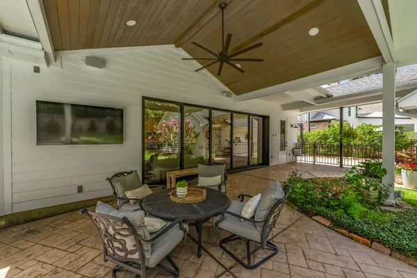 $1,225,000 | 18 North Highland Court, The Woodlands, TX 77381