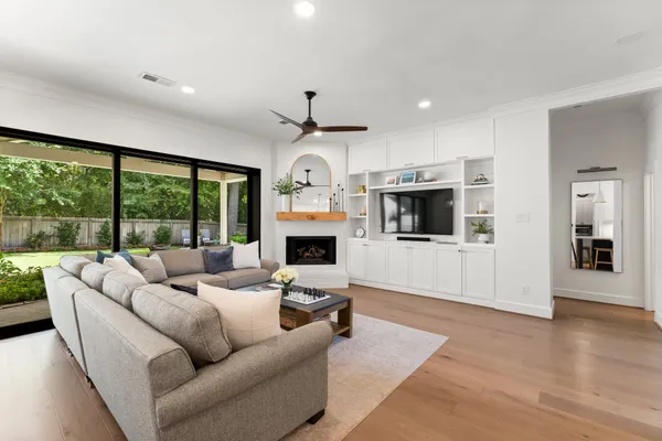 $1,225,000 | 18 North Highland Court, The Woodlands, TX 77381