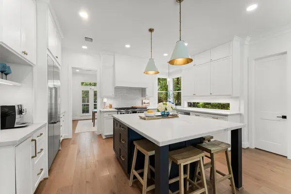 $1,225,000 | 18 North Highland Court, The Woodlands, TX 77381