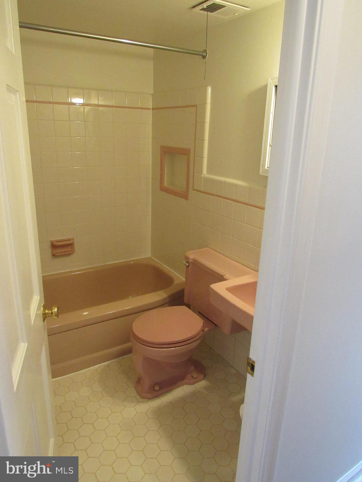 419 Quince Street Philadelphia, PA 19147 - Photo 15 of 31 2nd floor bath