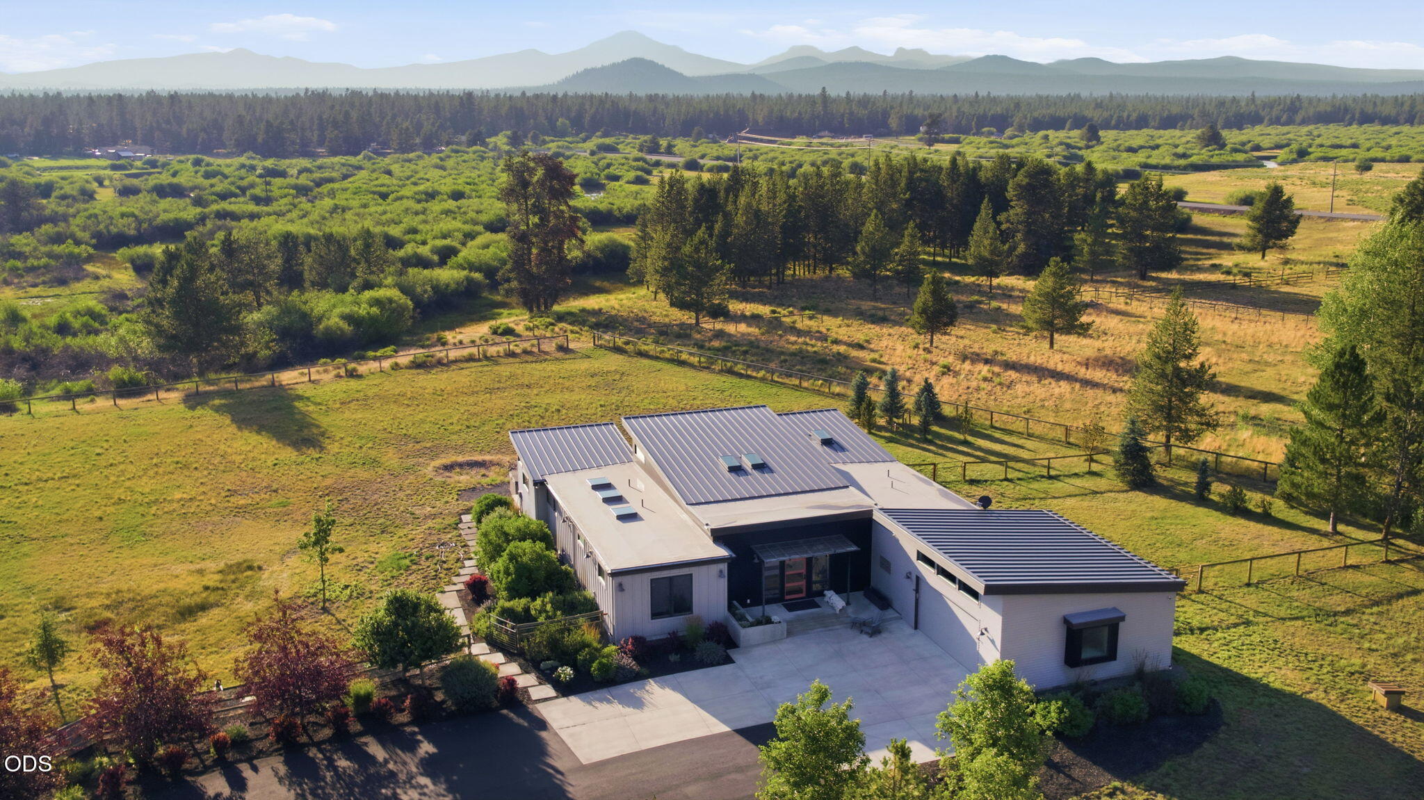 55543 Huntington Road Bend, OR 97707 - Photo 7 of 73 Gallery Image 7