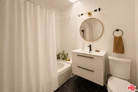 $1,095,000 | 5131 Tendilla Avenue, Woodland Hills, CA 91364