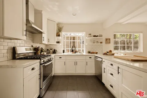 $1,095,000 | 5131 Tendilla Avenue, Woodland Hills, CA 91364