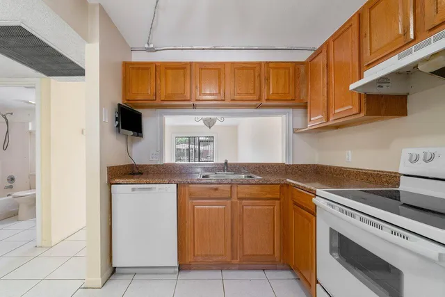 $2,000 | 6736 Palmetto Circle South, Unit 105, Boca Raton, FL 33433