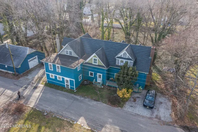 a view of house with backyard