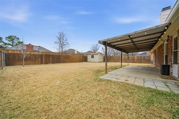 a view of a backyard