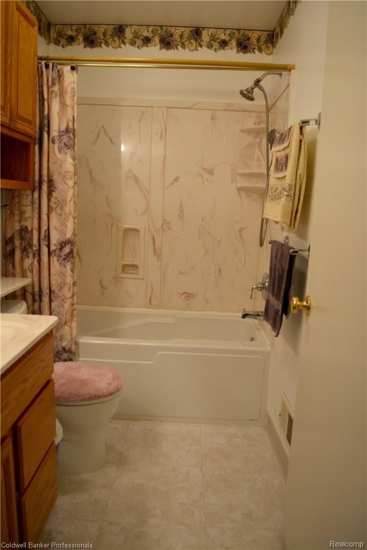 774 Bolinger Street Rochester, MI 48307 - Photo 15 of 27 Bathroom