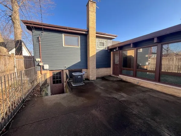 a view of a house with backyard and porch